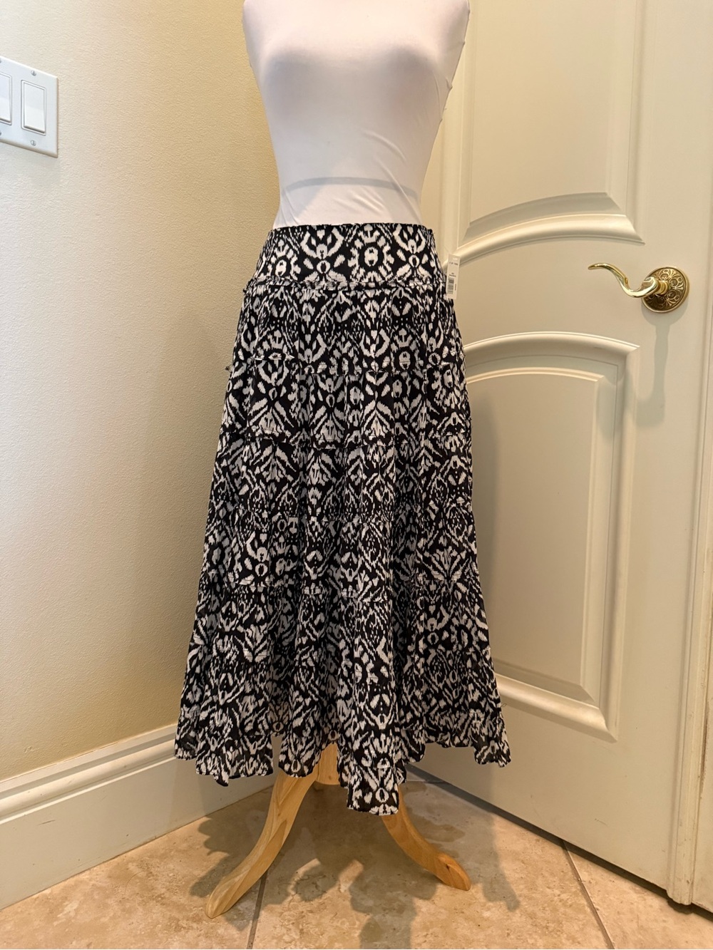 Jones New York black and white ikat pattern tiered maxi skirt - Picture 2 of 4